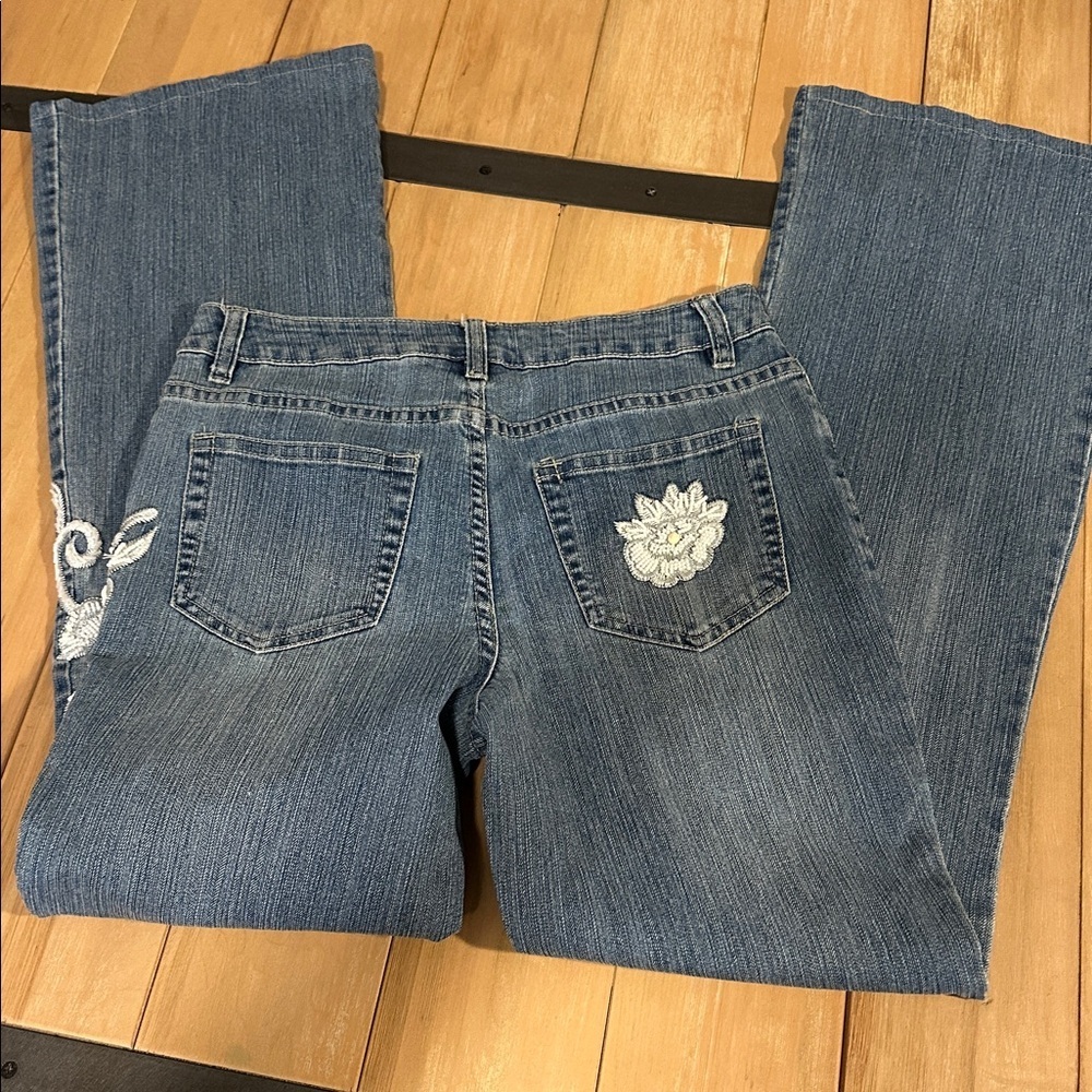 Vintage Boston Proper size 4 Blue Flare Jeans with White Embroidery Sequins - Picture 6 of 7